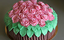 Торт стилізований трояндами