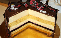 Бісквітний торт покритий шоколадною глазур'ю.