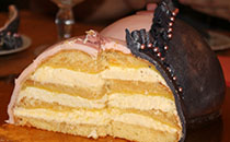 Начинки тортів: класичниий ванільний бісквіт, просочений фруктовим сиропом.